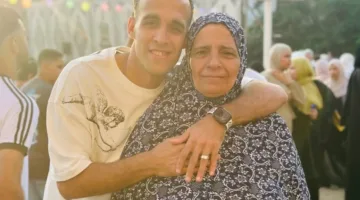 ناصر منسي ينشر صورة مع والدته خلال صلاة العيد لمتابعيه