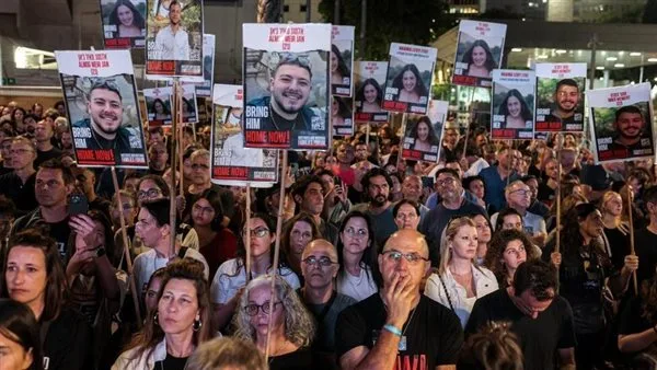 عائلات المحتجزين: نناشد جميع الإسرائيليين الانضمام إلى مظاهرات الليلة للمطالبة بإبرام صفقة تبادل. عائلات المحتجزين: نناشد جميع الإسرائيليين الانضمام إلى مظاهرات الليلة للمطالبة بإبرام صفقة تبادل.