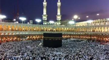 هل يُسمح بأداء العمرة نيابة عن شخص آخر أثناء مناسك الحج؟