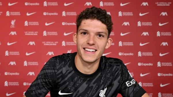 ليفربول يعلن عن صفقته الصيفية الثانية بتعاقده مع الحارس المجري أرمين بيتشي ليفربول يعلن عن صفقته الصيفية الثانية بتعاقده مع الحارس المجري أرمين بيتشي