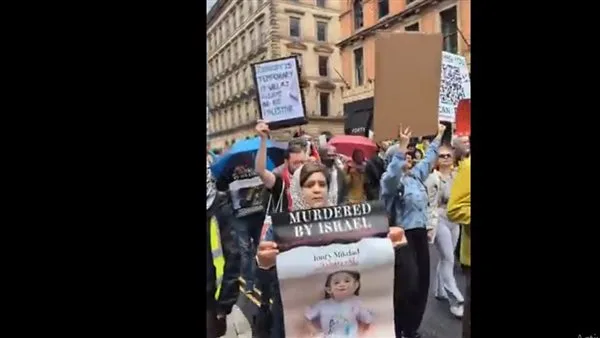 «أطفال غزة ضحايا إسرائيل».. صورهم تتصدر مظاهرات أوروبا لدعوة لوقف العدوان «أطفال غزة ضحايا إسرائيل».. صورهم تتصدر مظاهرات أوروبا لدعوة لوقف العدوان