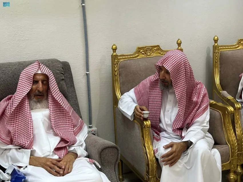 مفتي المملكة يستقبل الشثري والخثلان والطيار. مفتي المملكة يستقبل الشثري والخثلان والطيار.