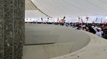 بسهولة ودون ازدحام.. الحجاج يرجمون الجمرات الثلاث في أول أيام التشريق.