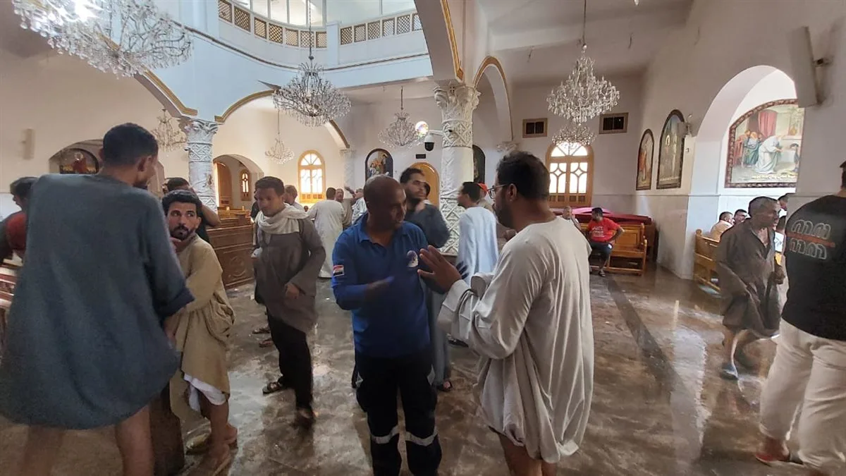 رئيس مدينة إسنا يزور موقع حريق كنيسة السيدة العذراء مريم في الأقصر رئيس مدينة إسنا يزور موقع حريق كنيسة السيدة العذراء مريم في الأقصر