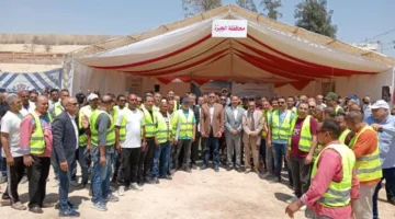 محافظ الجيزة يشارك في توزيع 9 أطنان من لحوم الأضاحي على 5268 عائلة