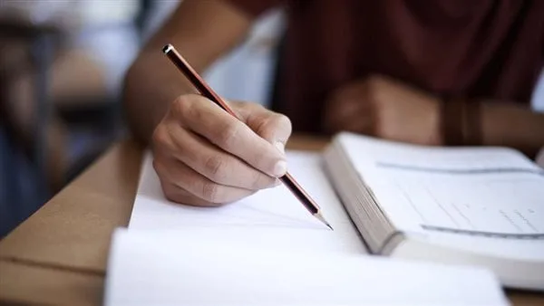 ما هي الفروقات بين أسئلة امتحان اللغة الإنجليزية للثانوية العامة 2025 في النظامين التقليدي والحديث؟ ما هي الفروقات بين أسئلة امتحان اللغة الإنجليزية للثانوية العامة 2025 في النظامين التقليدي والحديث؟