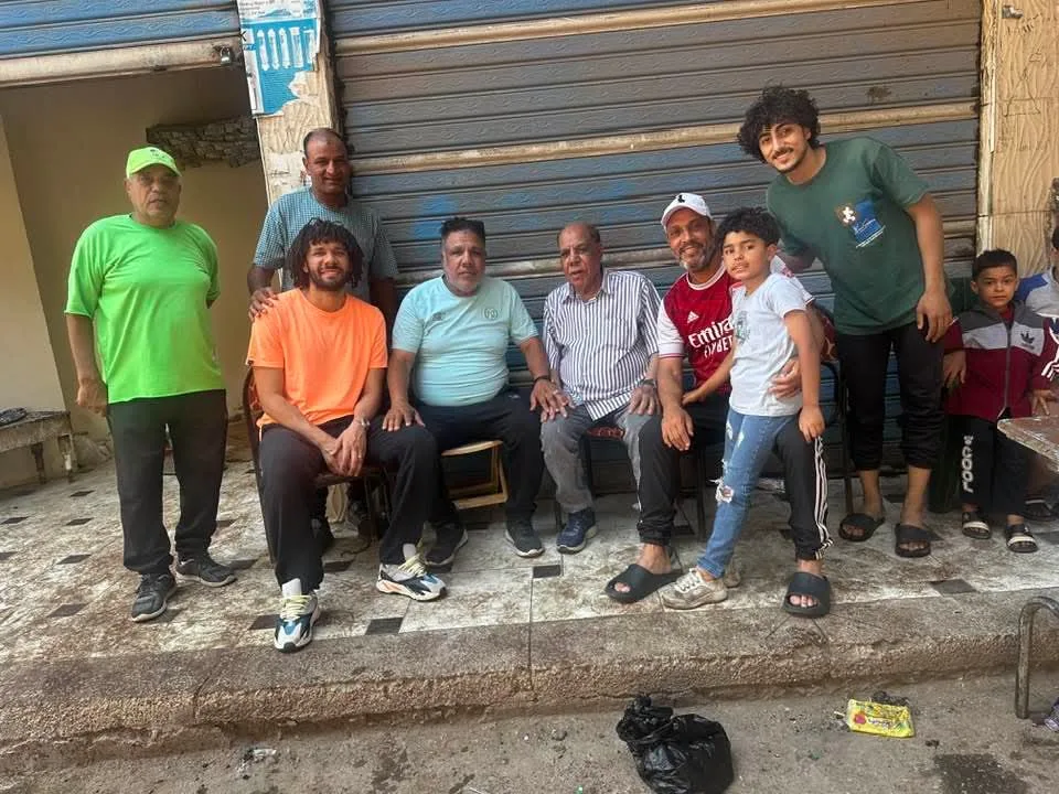 قبل توجهه إلى الغردقة.. محمد النني، لاعب منتخب مصر ونادي الجزيرة، يقدم أضحية مع عائلته في المحلة. قبل توجهه إلى الغردقة.. محمد النني، لاعب منتخب مصر ونادي الجزيرة، يقدم أضحية مع عائلته في المحلة.