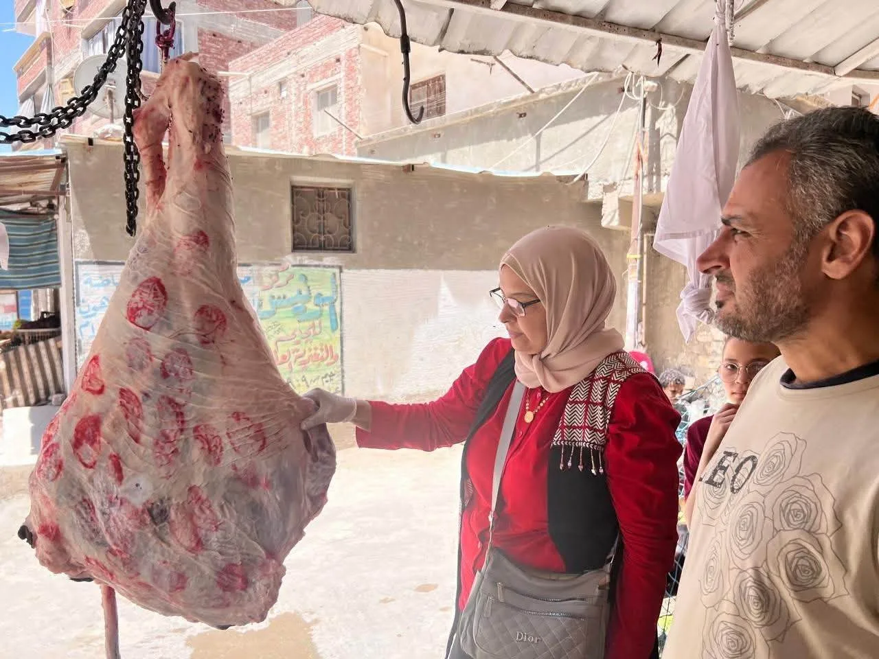 خلال عطلة عيد الأضحى المبارك.. تم ذبح 1184 رأس من الماشية في المسالخ تحت إشراف البيطرة في البحيرة. خلال عطلة عيد الأضحى المبارك.. تم ذبح 1184 رأس من الماشية في المسالخ تحت إشراف البيطرة في البحيرة.