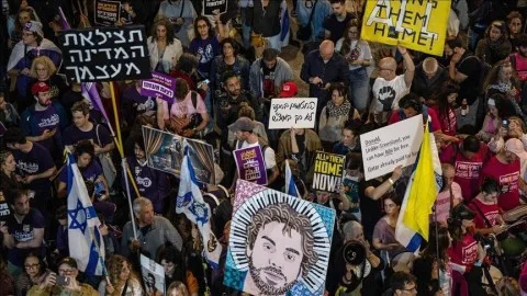 آلاف المحتجين ينددون بمطالبتهم بإعادة الرهائن بعد 20 شهرًا من الصراع في غزة