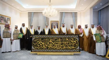 تسليم كسوة الكعبة إلى القائمين على بيت الله الحرام تحضيراً لتغييرها مطلع 1447 هـ
