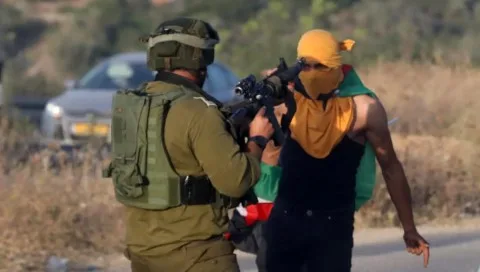 استشهاد فلسطيني وإصابة شخصين آخرين جراء إطلاق نار من الجيش الإسرائيلي بالقرب من الخليل في جنوب الضفة الغربية. استشهاد فلسطيني وإصابة شخصين آخرين جراء إطلاق نار من الجيش الإسرائيلي بالقرب من الخليل في جنوب الضفة الغربية.