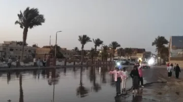 انفجار غير متوقع في خط مياه رئيسي ي flooding شوارع حي المنشية في طور سيناء