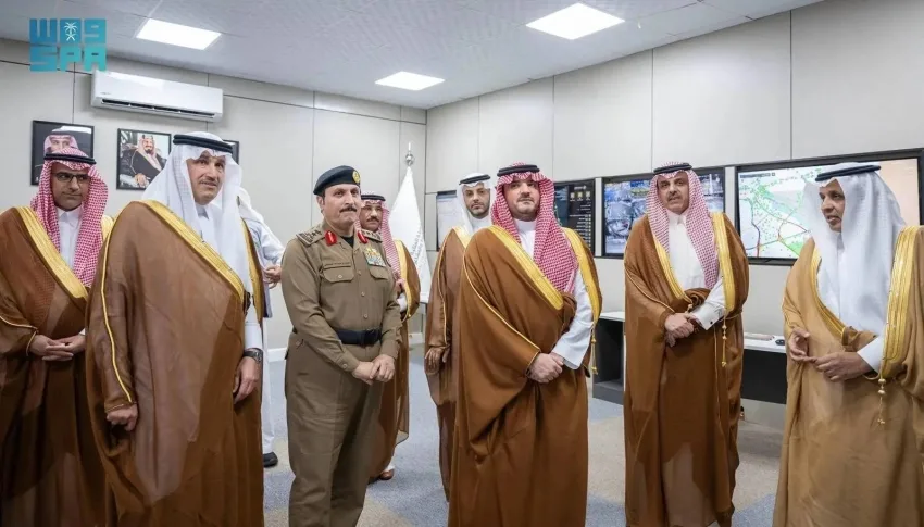 وزير الداخلية يتفقد مركز النقل الرئيسي في مشعر عرفة وزير الداخلية يتفقد مركز النقل الرئيسي في مشعر عرفة