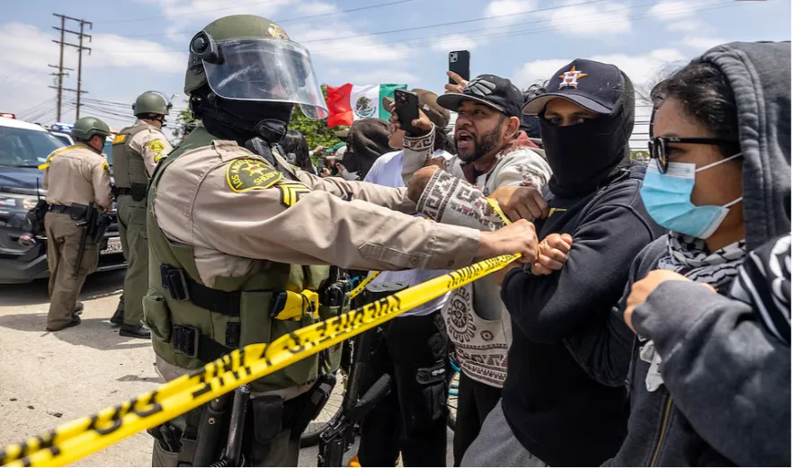 مظاهرات لليوم الثاني في لوس أنجلوس احتجاجًا على إدارة الهجرة والجمارك مظاهرات لليوم الثاني في لوس أنجلوس احتجاجًا على إدارة الهجرة والجمارك