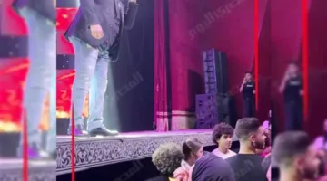 هشام عباس يتوقف عن الأداء ليصافح سيدة مسنّة خلال حفله في مسرح البالون