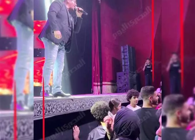 هشام عباس يتوقف عن الأداء ليصافح سيدة مسنّة خلال حفله في مسرح البالون هشام عباس يتوقف عن الأداء ليصافح سيدة مسنّة خلال حفله في مسرح البالون