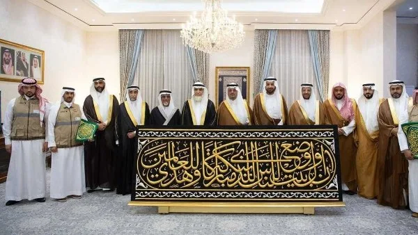 نيابة عن الملك سلمان، تسليم الكسوة الجديدة للكعبة إلى القائمين على بيت الله الحرام. نيابة عن الملك سلمان، تسليم الكسوة الجديدة للكعبة إلى القائمين على بيت الله الحرام.