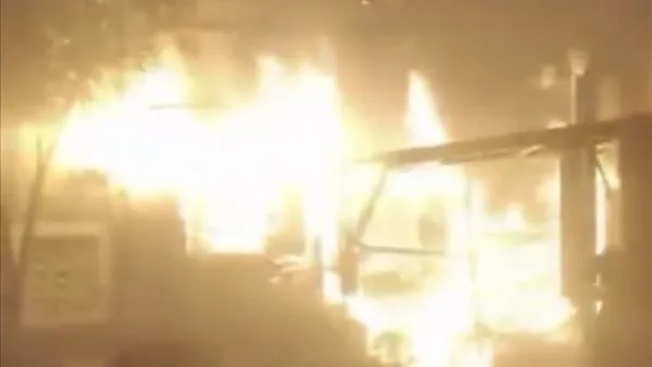 كل شيء فقد في瞬ات.. حريق في كشك بقالة بجوار كلية التربية بمدينة الخارجة كل شيء فقد في瞬ات.. حريق في كشك بقالة بجوار كلية التربية بمدينة الخارجة