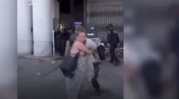 الشرطة الفيدرالية تستخدم القوة لفض اعتصام معارض لقانون الهجرة.. فيديو