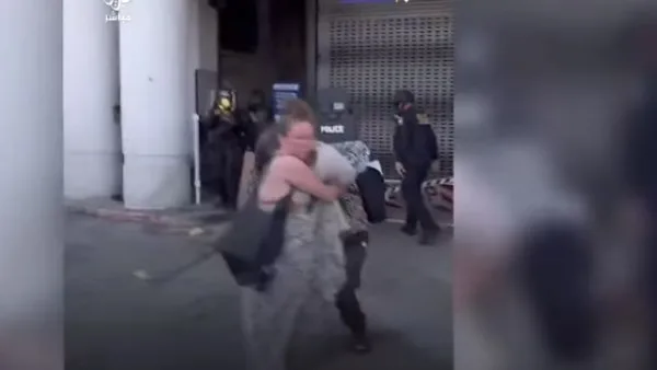 الشرطة الفيدرالية تستخدم القوة لفض اعتصام معارض لقانون الهجرة.. فيديو الشرطة الفيدرالية تستخدم القوة لفض اعتصام معارض لقانون الهجرة.. فيديو