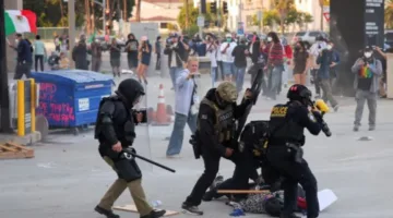 تصاعد التوتر في الولايات المتحدة.. اشتباكات قوية بين قوات الشرطة ومحتجين ضد المداهمات المستهدفة للمهاجرين، وترامب يهدد باللجوء إلى القوة.