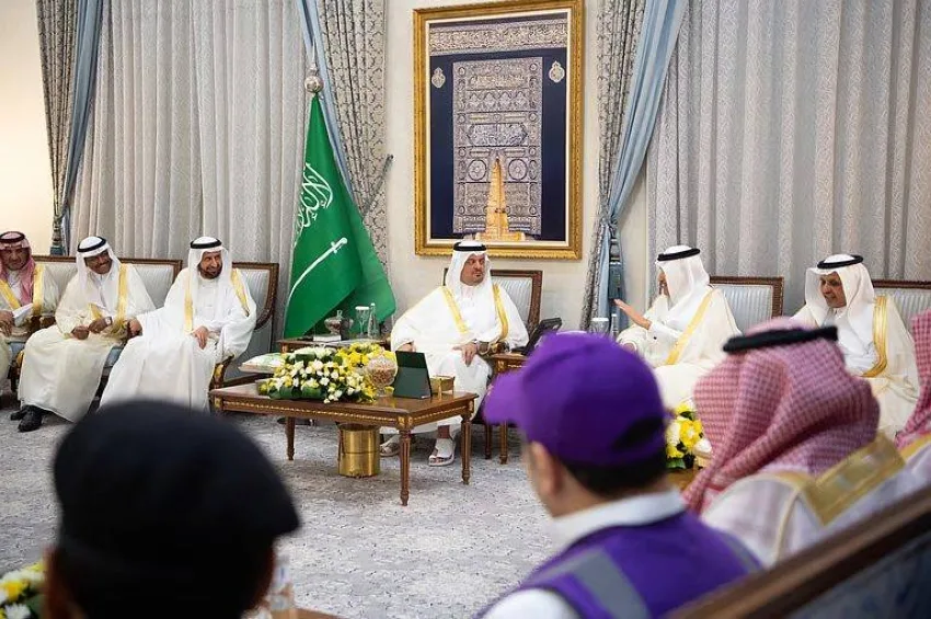 نائب أمير مكة يستعرض إنجازات وزارة الحج والدفاع المدني نائب أمير مكة يستعرض إنجازات وزارة الحج والدفاع المدني
