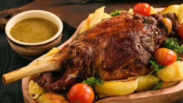 “طبق لحم الضأن” سيضيف لمسة مميزة للضيوف.. طريقة تحضير البطاطس في الفرن “طبق لحم الضأن” سيضيف لمسة مميزة للضيوف.. طريقة تحضير البطاطس في الفرن