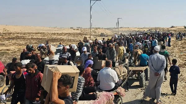 11 شهيداً وعشرات الجرحى جراء قصف إسرائيلي وإطلاق نار بالقرب من مركز إغاثة في غزة 11 شهيداً وعشرات الجرحى جراء قصف إسرائيلي وإطلاق نار بالقرب من مركز إغاثة في غزة