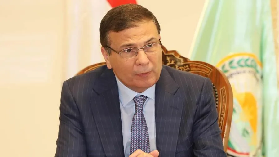 وزير الزراعة يتفقد حالة مسؤول حماية الأراضي في سوهاج بعد تعرضه للاعتداء خلال حملة إزالة التعديات وزير الزراعة يتفقد حالة مسؤول حماية الأراضي في سوهاج بعد تعرضه للاعتداء خلال حملة إزالة التعديات