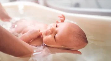 3 أخطاء يُفضل تجنبها أثناء استحمام طفلك الرضيع.. اكتشفيها الآن
