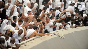 الحجاج يستمرون في رمي الجمار قبل انتهاء شعائر الحج