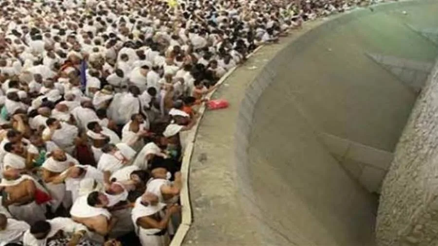 حجاج القرعة يستمرون في رمي الجمرات خلال اليوم الثاني من أيام التشريق حجاج القرعة يستمرون في رمي الجمرات خلال اليوم الثاني من أيام التشريق
