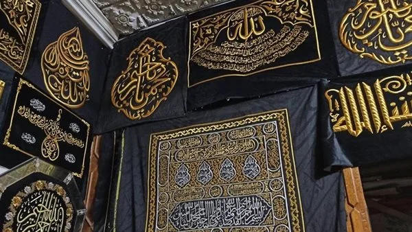 تسليم غطاء الكعبة لمشرفي بيت الله الحرام تسليم غطاء الكعبة لمشرفي بيت الله الحرام