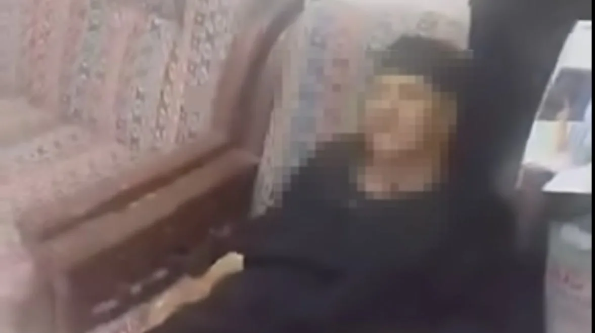 “شاب يحمل والدته المحتضرة وطبيب يرفض مساعدتها في قنا” (فيديو) “شاب يحمل والدته المحتضرة وطبيب يرفض مساعدتها في قنا” (فيديو)