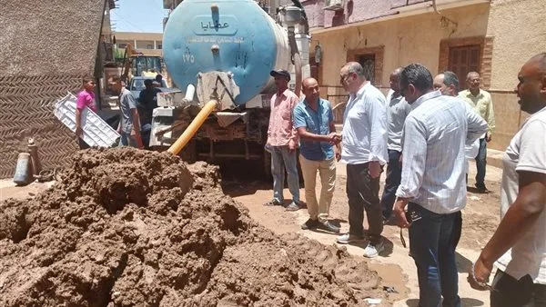 نائب محافظ أسوان يتابع استئناف ضخ المياه في عدة مناطق بعد إصلاح تسربات مفاجئة نائب محافظ أسوان يتابع استئناف ضخ المياه في عدة مناطق بعد إصلاح تسربات مفاجئة