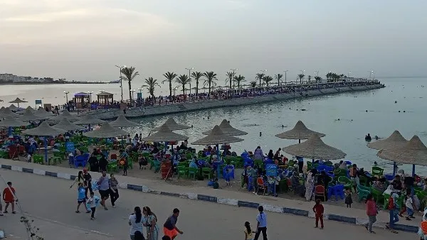 شواطئ الغردقة تزدحم بالزوار في اليوم الثالث من العيد.. تذاكر بأسعار رمزية شواطئ الغردقة تزدحم بالزوار في اليوم الثالث من العيد.. تذاكر بأسعار رمزية
