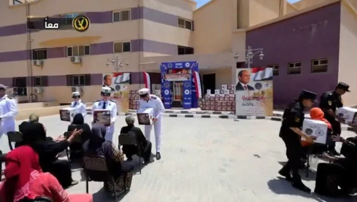 احتفالا بعيد الأضحى.. وزارة الداخلية تواصل تقديم المساعدات في الأحياء الحديثة (فيديو) احتفالا بعيد الأضحى.. وزارة الداخلية تواصل تقديم المساعدات في الأحياء الحديثة (فيديو)