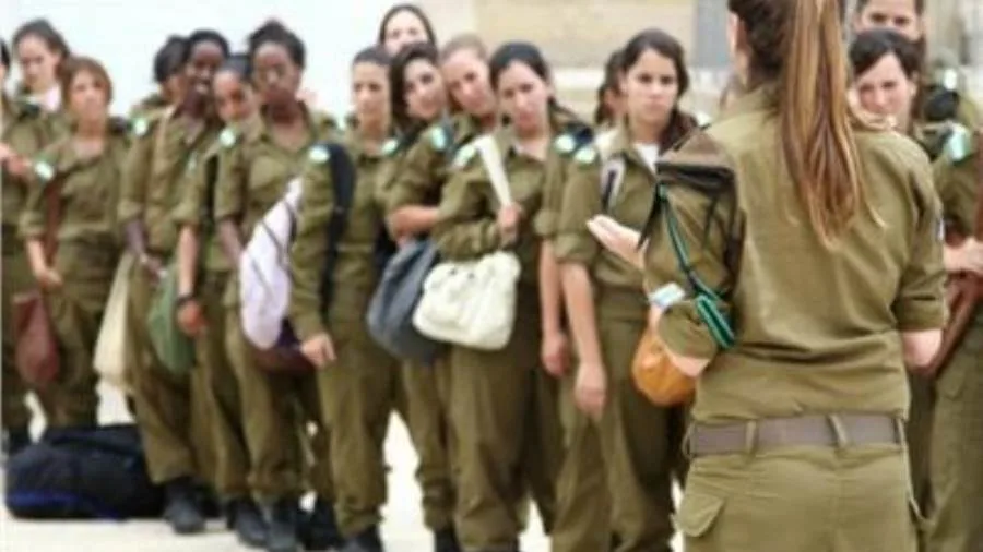صحيفة أمريكية: إسرائيل تُقرر نشر النساء في الصفوف الأمامية بسبب نقص الرجال صحيفة أمريكية: إسرائيل تُقرر نشر النساء في الصفوف الأمامية بسبب نقص الرجال