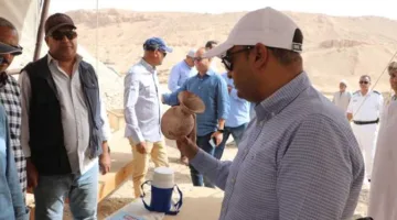 اكتشافات جديدة في الأقصر: سور كبير، بئر، وتوابيت