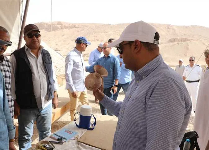 اكتشافات جديدة في الأقصر: سور كبير، بئر، وتوابيت اكتشافات جديدة في الأقصر: سور كبير، بئر، وتوابيت