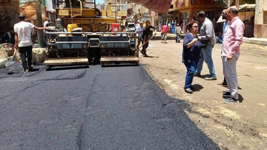 محافظ المنيا يتابع تنفيذ مشروعات تحسين الطرق في إطار خطة الرصف