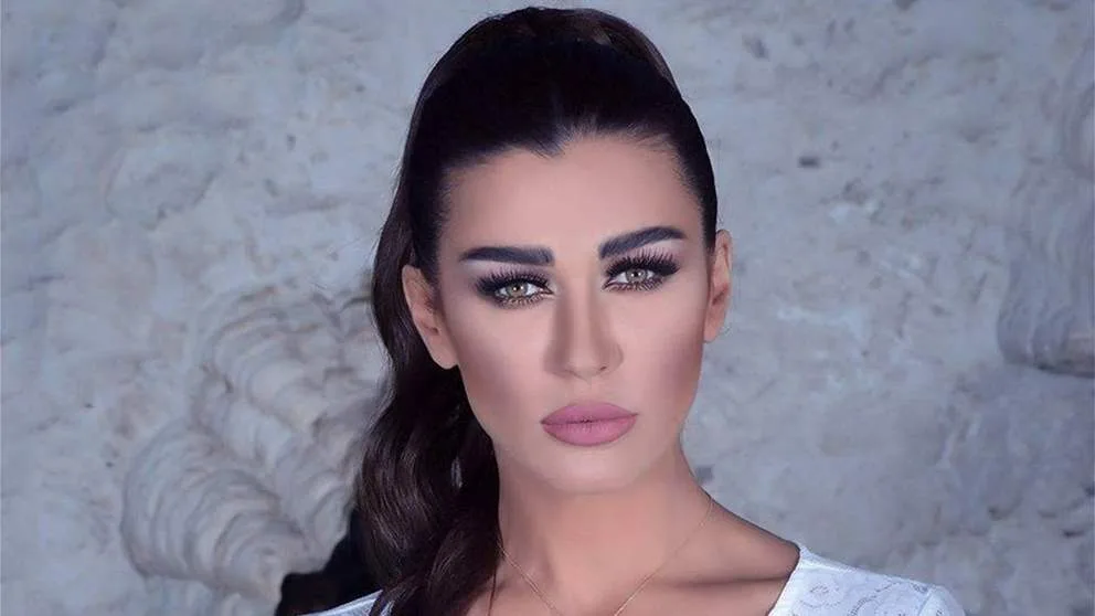 قرار حاسم من وزارة الإعلام عقب فيديو نادين الراسي مع أدرعي حيث ردت: “طلعت براسي!” قرار حاسم من وزارة الإعلام عقب فيديو نادين الراسي مع أدرعي حيث ردت: “طلعت براسي!”
