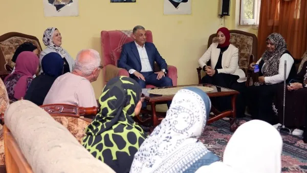 محافظ الإسماعيلية يحتفل مع نزلاء دار المسنّين بمناسبة عيد الأضحى محافظ الإسماعيلية يحتفل مع نزلاء دار المسنّين بمناسبة عيد الأضحى
