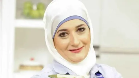 الشيف منال العالم تثير جدلاً كبيرًا بعد ظهورها بلا حجاب على وسائل التواصل الاجتماعي الشيف منال العالم تثير جدلاً كبيرًا بعد ظهورها بلا حجاب على وسائل التواصل الاجتماعي