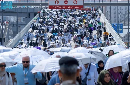حجاج بيت الله الحرام يقومون برمي الجمرات في اليوم الثاني من أيام التشريق حجاج بيت الله الحرام يقومون برمي الجمرات في اليوم الثاني من أيام التشريق
