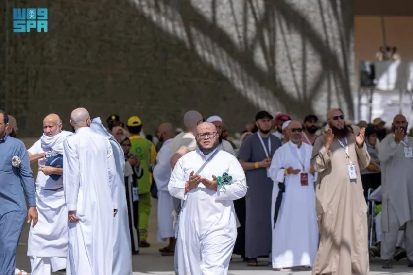 حجاج بيت الله الحرام يقومون برمي الجمرات الثلاث في اليوم الثاني من أيام التشريق حجاج بيت الله الحرام يقومون برمي الجمرات الثلاث في اليوم الثاني من أيام التشريق