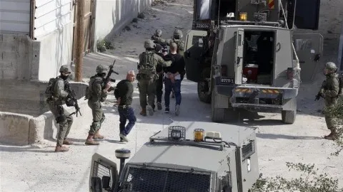 الجيش الإسرائيلي يداهم قرى في الضفة الغربية ويعتقل 7 فلسطينيين.