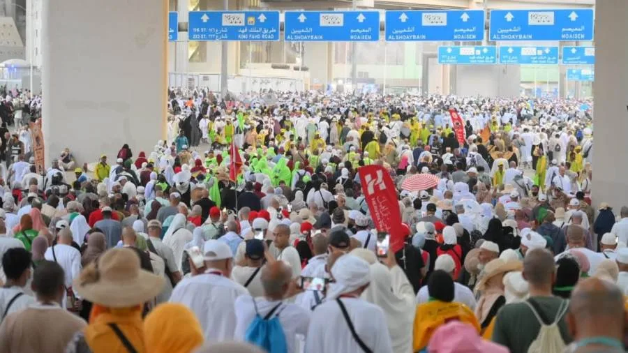 فريق الحج من الجمعيات الأهلية يراقب إقامة الحجاج في منى خلال أيام التشريق فريق الحج من الجمعيات الأهلية يراقب إقامة الحجاج في منى خلال أيام التشريق