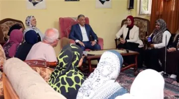محافظ الإسماعيلية يحتفل بعيد الأضحى مع نزلاء قصر الضيافة ويؤكد على تلبية احتياجاتهم