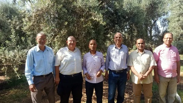 مدير معهد البساتين يتفقد محطة بحوث شندويل لمتابعة السلالات والهجن. مدير معهد البساتين يتفقد محطة بحوث شندويل لمتابعة السلالات والهجن.